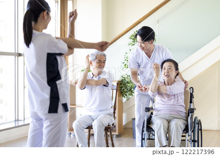 介護　理学療法士とストレッチするシニア 122217396