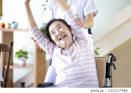 介護　理学療法士とストレッチするシニア 122217466
