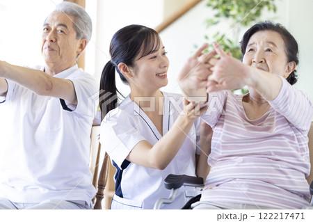 介護 理学療法士とストレッチするシニア 介護 理学療法士とストレッチするシニア 122217471