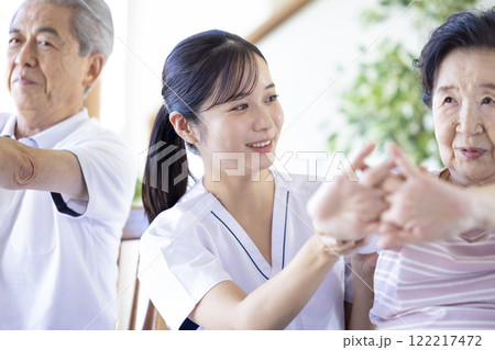 介護　理学療法士とストレッチするシニア 122217472