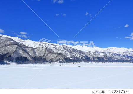 山麓から望む冬の白馬連峰 122217575