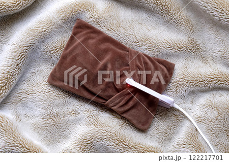 毛布の上の蓄熱式湯たんぽ 毛布の上の蓄熱式湯たんぽ 122217701