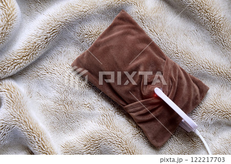 毛布の上の蓄熱式湯たんぽ 122217703