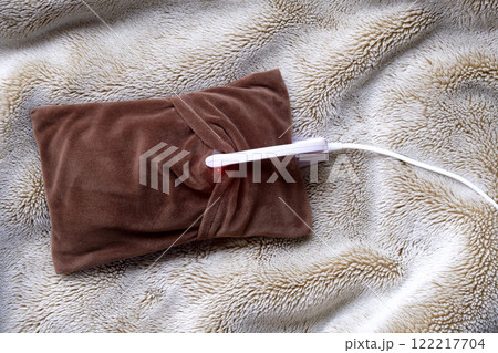 毛布の上の蓄熱式湯たんぽ 毛布の上の蓄熱式湯たんぽ 122217704