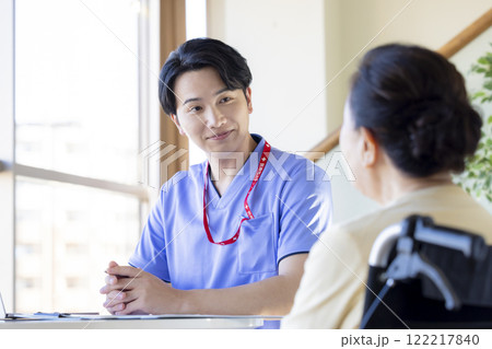 介護イメージ　診察をする男性医師 122217840