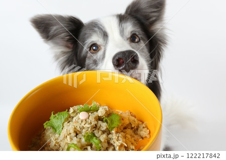 手作りご飯に薬を隠していれる 122217842