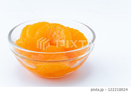 ガラスの器に入った缶詰のみかん 122218024