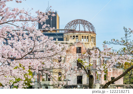 広島　原爆ドームと桜 122218271
