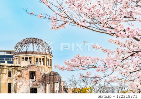 広島　原爆ドームと桜 122218273