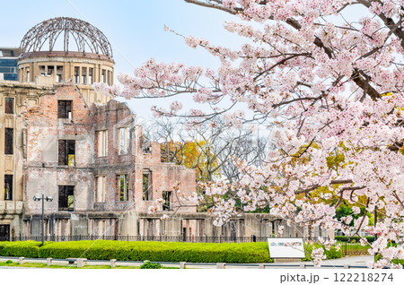 広島　原爆ドームと桜 122218274