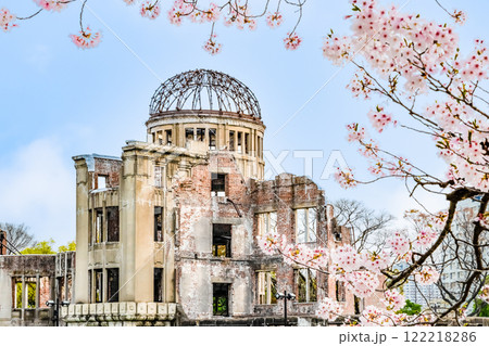 広島　原爆ドームと桜 122218286