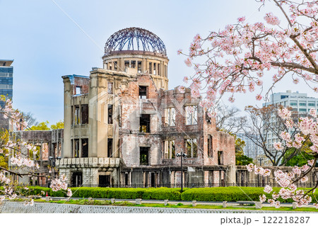 広島　原爆ドームと桜 122218287