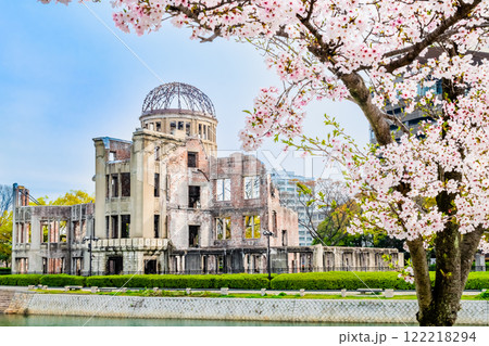 広島　原爆ドームと桜 122218294