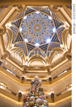カスル・アル・ワタン宮殿の豪華な天井装飾 122218331