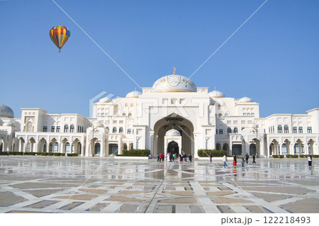 カスル・アル・ワタン宮殿の豪華なたたずまい 122218493