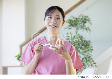 歯磨き指導をする歯科衛生士 122219052