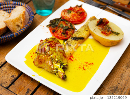 Turkey on sauce mango served with sun-dried tomatoes Turkey on sauce mango served with sun-dried tomatoes 122219069