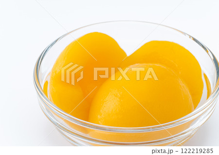 ガラスの器に入った缶詰の黄桃 122219285