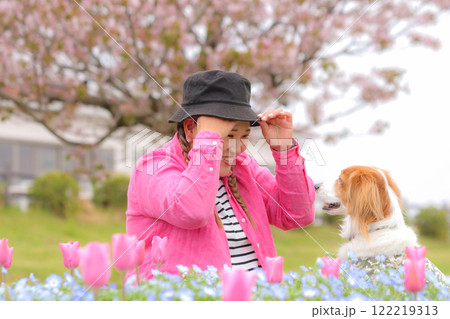 春の日に飼い主と笑いあう愛犬コイケルホンディエ 春の日に飼い主と笑いあう愛犬コイケルホンディエ 122219313