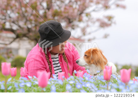 春の日に飼い主と笑いあう愛犬コイケルホンディエ 春の日に飼い主と笑いあう愛犬コイケルホンディエ 122219314