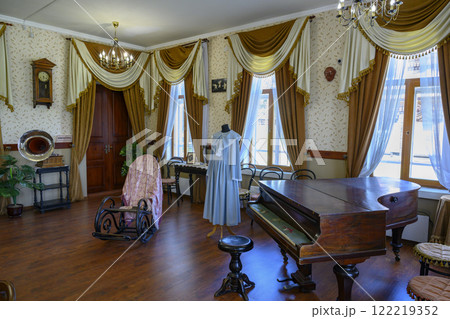 Restored interior of early 20 century with piano, gramophone, chandelier, clock and rocking chair Restored interior of early 20 century with piano, gramophone, chandelier, clock and rocking chair 122219352