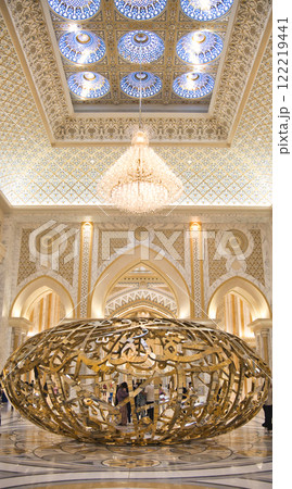 カスル・アル・ワタン宮殿の豪華な内部風景 122219441