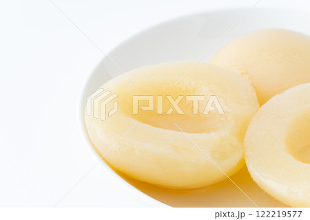 桃のシロップ漬け(缶詰)のクローズアップ 桃のシロップ漬け(缶詰)のクローズアップ 122219577