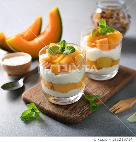 美味しそうなメロンとヨーグルトのミニトライフル 122219714