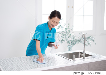 キッチンを掃除するシニア女性のハウスキーパー 122219810