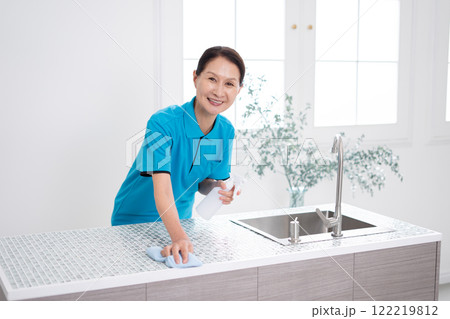 キッチンを掃除するシニア女性のハウスキーパー 122219812
