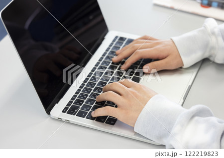 パソコンで作業する子供の手元 122219823