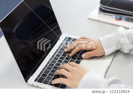 パソコンで作業する子供の手元 122219824