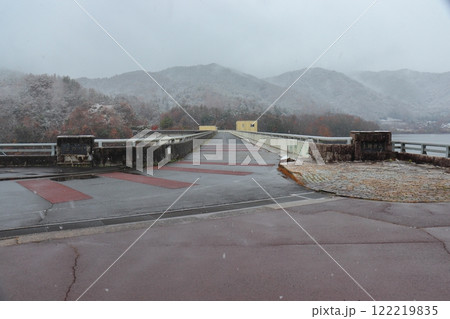 小雪が舞う土師ダムの天端(広島県安芸高田市) 小雪が舞う土師ダムの天端(広島県安芸高田市) 122219835