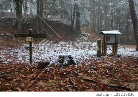 小雪が舞う吉田郡山城城の御蔵屋敷跡の風景（広島県安芸高田市） 122219836