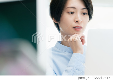 オフィスで話を聞く若い女性 オフィスで話を聞く若い女性 122219847
