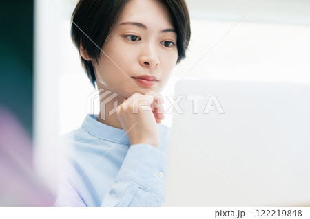 オフィスで話を聞く若い女性 オフィスで話を聞く若い女性 122219848