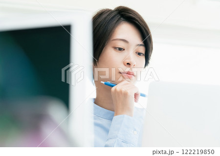 オフィスで話を聞く若い女性 オフィスで話を聞く若い女性 122219850