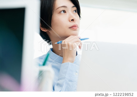 オフィスで話を聞く若い女性 122219852