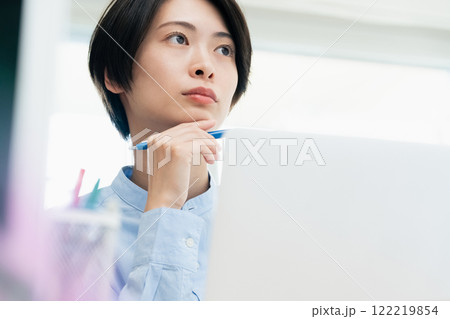 オフィスで話を聞く若い女性 122219854