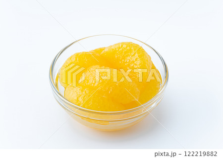 ガラスの器に入った缶詰の甘夏みかん 122219882
