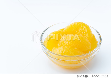 ガラスの器に入った缶詰の甘夏みかん 122219883