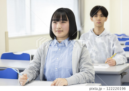 テストを受ける学生 122220196