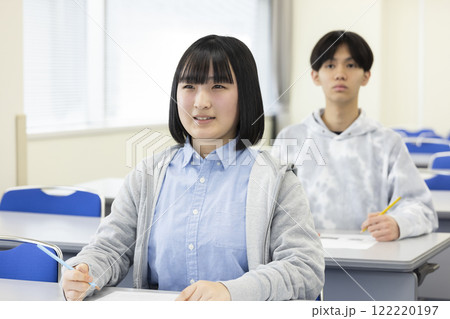 テストを受ける学生 122220197