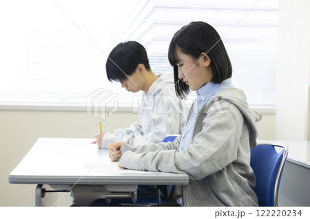 テストを受ける学生 テストを受ける学生 122220234