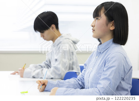 テストを受ける学生 テストを受ける学生 122220235