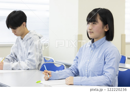 テストを受ける学生 122220236