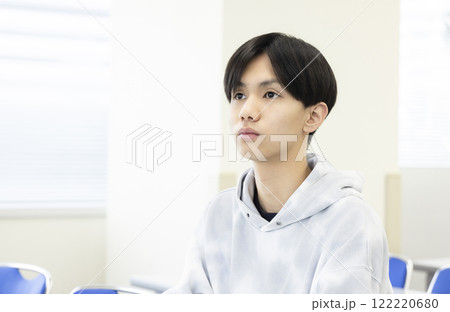 授業を受ける男子学生 授業を受ける男子学生 122220680