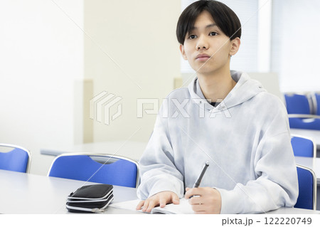授業を受ける男子学生 授業を受ける男子学生 122220749