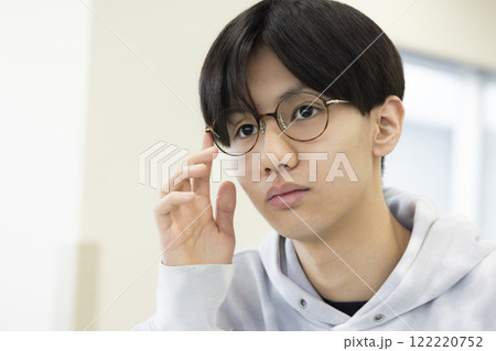 授業を受ける男子学生 授業を受ける男子学生 122220752