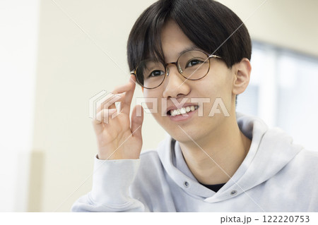 授業を受ける男子学生 122220753